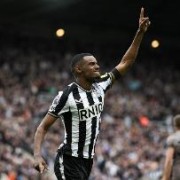 英媒：伊萨克是否留纽卡仍待定，团队成员建议他今夏仔细考虑未来